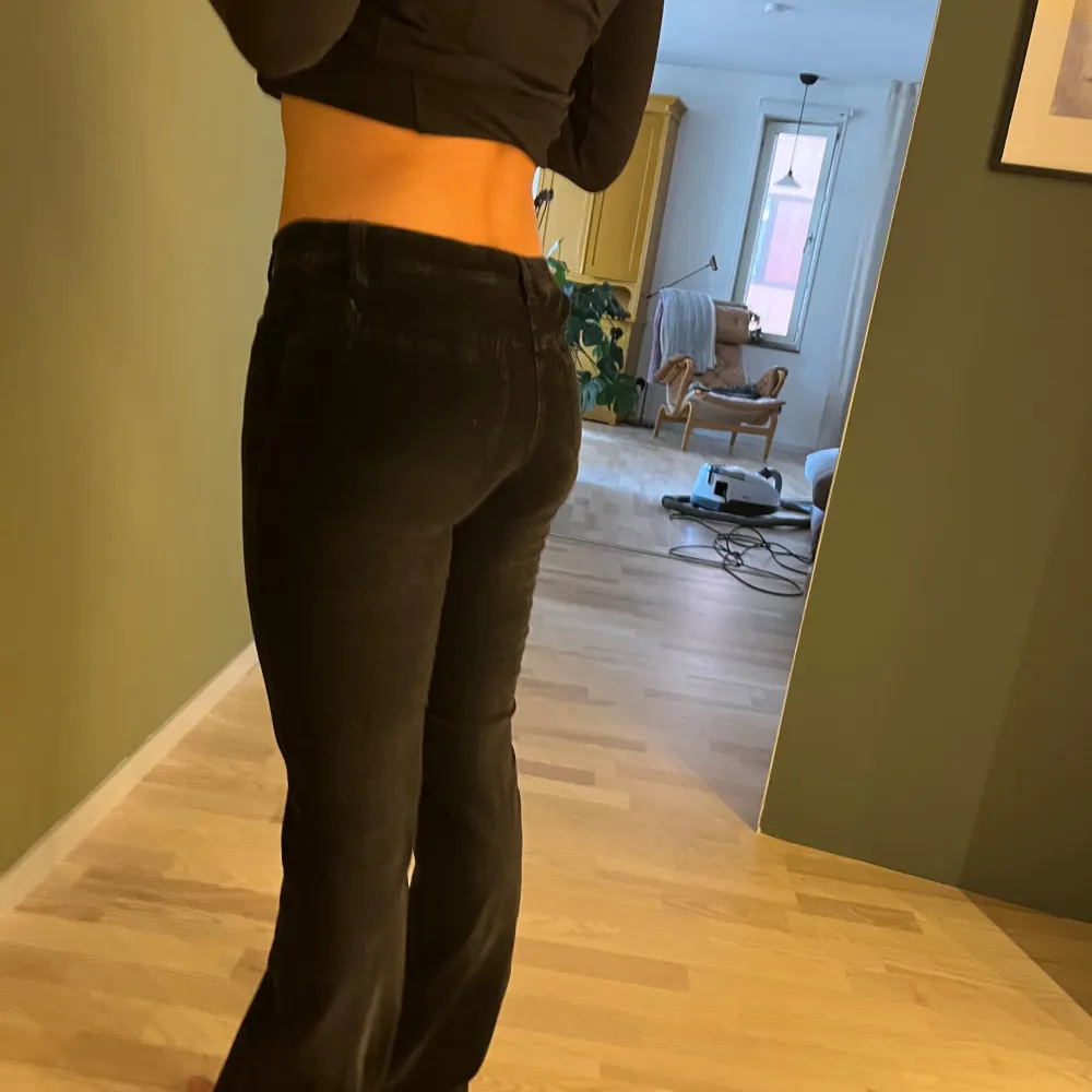 Så så fina byxor!  Modellen är 165 och byxorna är långa på henne! . Jeans & Byxor.