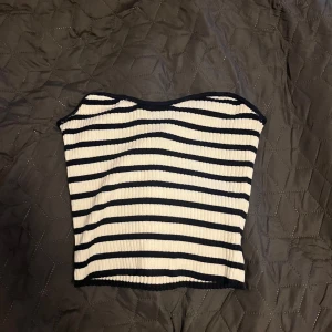Ribbad Topp - Jättefin enkel topp i storlek S, aldrig använt så den är precis som ny🌸 Köpt på H&M och kan skickas omgående!