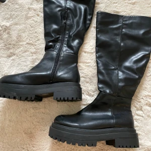 Stövlar  - I gott som nya, använda ett fåtal gånger. Wide fit i storlek 37. Nypris 700kr