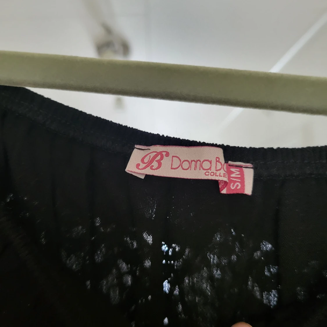 Svart långklänning med spetsdetaljer från Doma Bella - 91