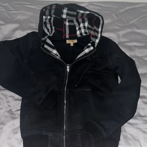 Burberry - Burburry svart helt ny aldrig andvänd storlek S äkta men inget kvitto pga slängt kvitto passar på alla👍 tar bara emot kontanter möts bara Stockholm!! Swisha kan du göra när du möter upp mig!! 