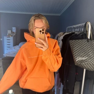 C’est Normal Hoodie - Supersnygg orange hoodie från C’est Normal. Oanvänd!! Finns ej kvar på hemsidan! Så fin orange färg verkligen! Perfekt för höst och vår, jättemysig. Hoodien har en oversize passform, vilket gör att den passar både tjej/kille. Snygga detaljer som text på framsidan och baksidan som ger en extra touch. Perfekt för dig som vill ha något bekvämt men ändå stilrent! Jag är 160 och den är för stor för mig🧸Mer M än S