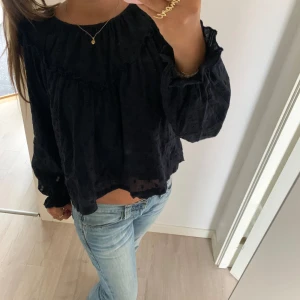 Marinblå blus - En super gullig marinblå blus från Gina Young! Den är knappt använd och har inga defekter. Man kan både klä upp och klä ner blusen. Storlek 158/164 men den passar S💓