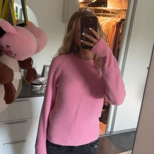 Rosa tröja - Säljer denna jättefina sköna tröjan då den aldrig kommer till användning. Pris kan diskuteras
