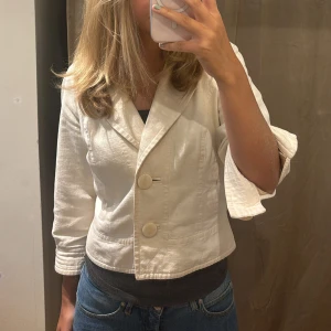 Beige/vit jacka  - Säljer denna skit snygga beigea jacka från Reiss