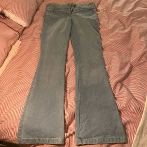 Lågmidjade bootcut jeans - Köpte nyligen dessa skitsnygga jeans som tyvärr var för små och inte gick å knäppa😢därav säljer jag dom vidare, köpte för 700 säljer för 500. Bild med dom på finns men utan knäppt gylf💞