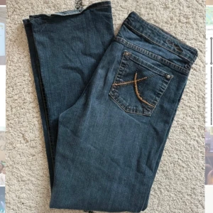 Lågmidjade jeans - Säljer dessa lågmidjade jeansen som jag köpt på Vinted nydligen. Aldrig använda av mig, inga syndliga defekter. Storlek 38/40💕