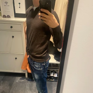 These Glory Days - Säljer denna tröja med knappar o krage fårn these glory days. Den är i perfekt skick och är i storlek S