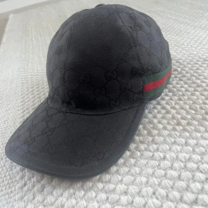 Gucci keps  - Gucci keps i storlek L, bra skick. Dust jag ingår, orderbekräftelse finns. Skriv vid frågor.