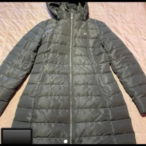 Dunjacka tommy hilfiger  - Säljer denna jackan därmed den kommer ej till användning!   Storlek M men passar S med.  pris kan diskuteras vid snabb affär 