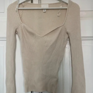 Långärmad topp HM - Långärmad topp från HM. Aldrig använd. Vit/ creme.