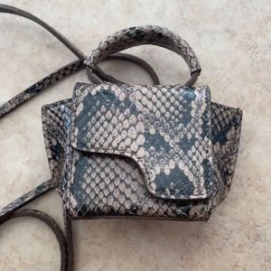 Atp väska  - Säljer min atp väska eftersom den inte andvänds, de e den mindre storleken  Den är äkta och brun o svart o de e ett band på den 