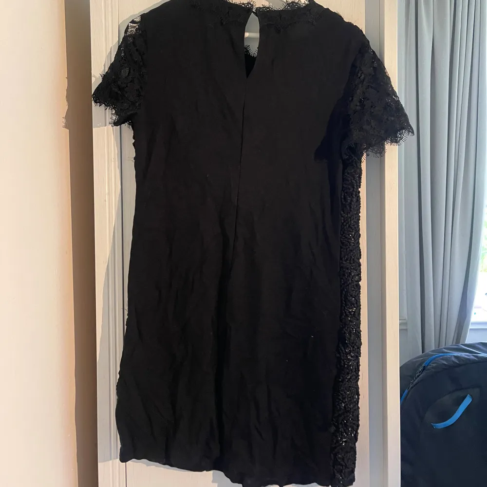 Elegant klänning ifrån zara, inte mycket använd🖤. Mekot.