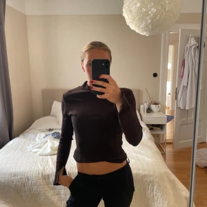 Brun tajt långärmad  - Tröjan är från Gina Tricot och är i storlek s. Den är knappt använd. Väldigt fin att ha till ett par jeans eller liknade. Men passar tyvärr inte mig längre. Pris kan diskuteras vid snabbt köp. 