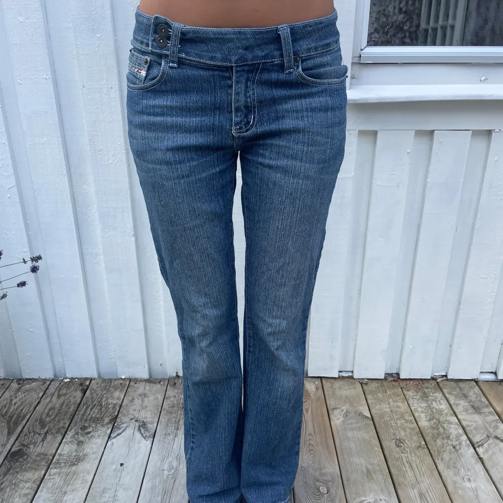 Ett par mörka diesel jeans i bra skick i storlek S, med bootcut   Jag är 1.68 cm lång . Jeans & Byxor.