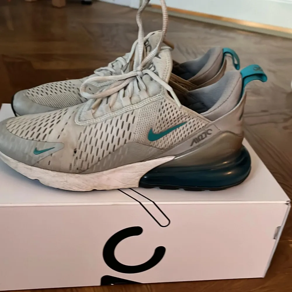 Säljer mina nike air max 270 för att jag har växt ut dem. Det är bara att skriva om ni vill ha mer info!. Skor.