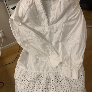  Vita sommarklänningar -  första vita klänningen är oanvänd och är i storlek S  Andra vita klänning är i storlek 40 använt en gång