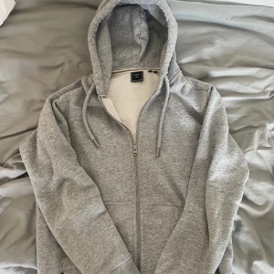 Grå zip hoodie - Det är en lite tjockare grå zip hoodie 