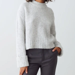 Grå stickad tröja - Säljer nu en grå stickad tröja från Gina Tricot i storlek Xs. Endast använd någon gång🤍🤍