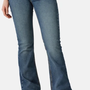 Low waist jeans - Mörkblå low waist jeans från Junkyard. Modellen heter ”Bootcut Low Jeans”. Helt nya med prislapp kvar. Säljer även i ljusblå och grå🤍