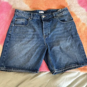 Denim shorts  - Underbara denim shorts från Cubus i storlek 34 🩵 Jag som i normala fall har M och 40 passar dessa oversized och pösigt 🍓
