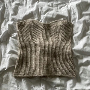 Topp - En topp från Gina tricot i beige i storlek m men sitter som en s den är stickad så den är varm att ha i skolan inför hösten 💐