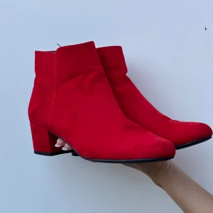 Röda Klackarskor - Supercoola klackarskor från Din Sko❤️Dragkedja på ena sidan!