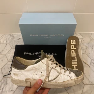 Philippe Model skor - Säljer nu mina Phillipe Model skor som jag inte använder längre. Skick på skorna skulle jag säga är 6,5/10 slitningarna man ser är mesta dels design men såklart lite defekter. är storlek 40 men passar också 41.
