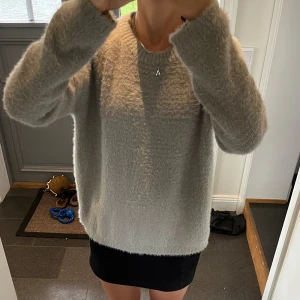 Grå stickad tröja  - Grå tröja i storlek M, passar även S. Mohair liknande material. Fint skick. Använd gärna köp nu!