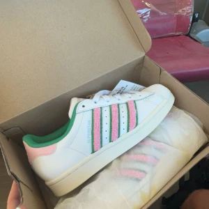 Adidas skor - Skor från adidas, använd 1 gång. Storlek 37