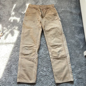 Carhartt byxor - Bra skick  Köpte dem i USA fast använder inte dem längre.  Kan gå ner i pris vid snabb affär