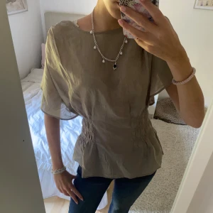 Smockad tröja - Så snygg och slutsåld tröja från hm. Jag köpte den i strlk M men den va för stor så har sytt in den så den sitter mer som en S!🩷