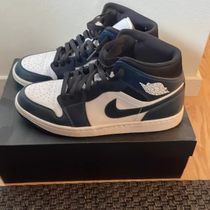 Jordan 1 navy blue - Väldigt bra skick. Använda under 10 gånger. Inte orginal box. 
