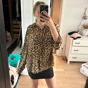 Leopard blus - Trendig Leopard blus använd någon gång, storlek M.
