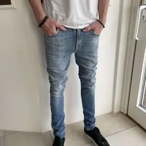 Tjena! Säljer nu ett par Nudie ”Lean Dean” som är slimfit i storlek 29/32. Nypris är 1599kr. Riktigt trendiga och snygga byxor i bra skick, priset kan diskuteras vid snabb affär. Skriv vid fler frågor eller bilder!⭐️ 