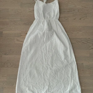 Zara white dress - Stunning dress in very good condition  Nice material (100% cotton) and has that nice feel - not cheap material