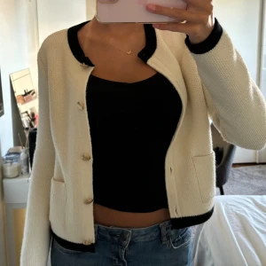 Zara kofta - Säljer min nästan oanvända kofta från Zara då jag ej använder den💕