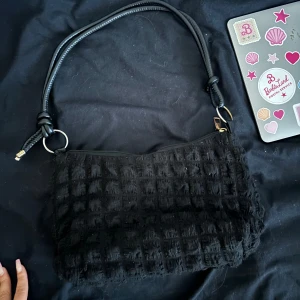 Svart väska - En svart simpel väska. Den är rymlig och passar till allt. Aldrig använd.