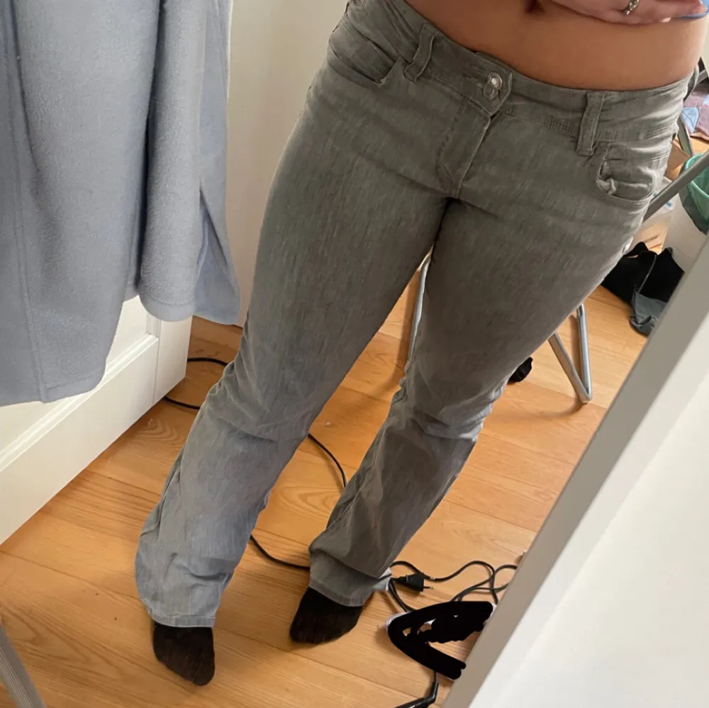 Dessa jeans säljer jag då jag inte längre använder dem💞 Storlek 164 men passar en 36/S som jag har! Helt okej skick då det har blivit lite ”räfflor” (se bild 3 & 4). Köptes för 349kr❣️. Jeans & Byxor.