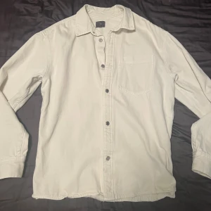 Overshirt - Vit ocershirt i storlek M. Inga defekter, använd 1-2 gånger. Hör av er vid frågor!