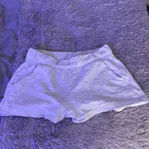 Super sköna mjukis shorts från hm. Har inte använt mycket men säljer för att de är för små!  Köparen står för frakten!📦