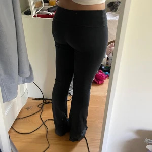 Brandy Melville Yoga Pants - Lägger upp dessa igen då jag verkligen vill få dem sålda, för mer info gå in på mitt andra inlägg om dessa!💗 Köpte för 260kr och inte använt mycket då dem är för långa💓Dem är mörkgråa.  KOM MED PRISFÖRSLAG!!!