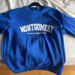 Enkel Hoodie - Kommer inte till användning längre. Passar både Xs och S, beroende på hur man vill att sen ska sitta på en. Båda för 60 kr. 