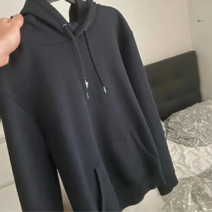 Ralph Lauren hoodie - Ralph Lauren hoodie.  Köpt för inte länge sen o har redan växt ut den. Använd max 6 ggr💯 Köpt för 2195 på ralph egna sida. Skriv vid intresse🙌