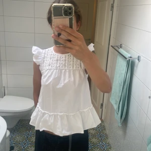 Blus - Söt blus  Jättebra skick  Xs Volang