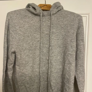 Kachmire Hoodie  - Säljer denna kachmire hoodie gjord på 100 procent kachmire pga storlek.   Hoodien är i helt nytt skick och har inga skador eller slitningar Ny pris 1950kr  Hör er vid intresse!