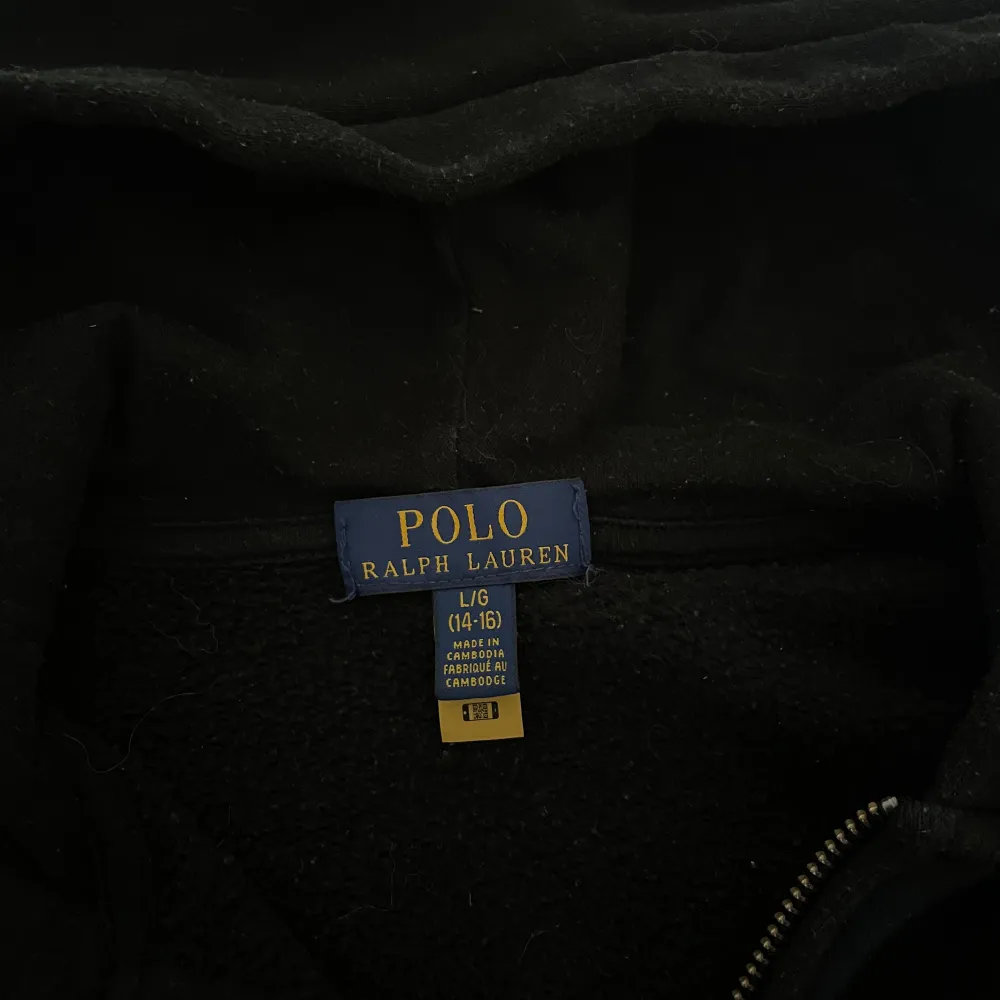 Polo ralph lauren hoodie i väldigt bra skick. Inte använd så mycket då den blivit för liten. Finns inga hål/fläckar eller liknande, enda defekten är att lappen vid nacken har lossnat på ena sidan (bild kan fixas) men inget som syns under användning! . Hoodies.