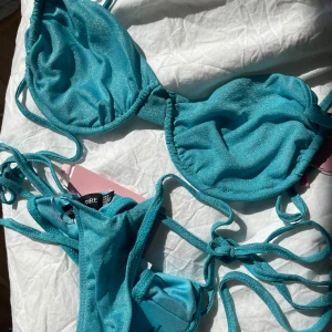 Ljus blå glitter bikini - Super snyggt bikini som inte är använd för sent att skicka tillbaka. Toppen är i storlek 38/M går att justera bygeln. Och trosorna storlek S  🌊🍹