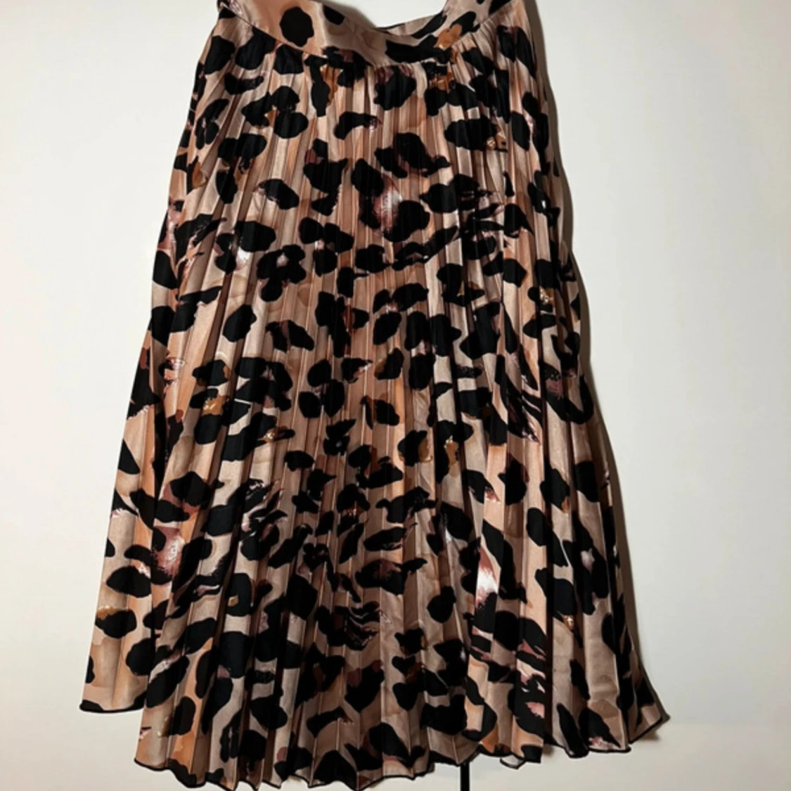 Plisserad leopardkjol