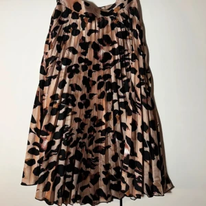 Plisserad leopardkjol - Plisserad leopardkjol. Använd några gånger,- strl xs. Dragkedja på sidan. Finns en liten defekt på sidan (se bild). Från Shein men väldigt bra material